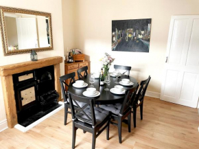 The Neville - Quaint Victorian Home With Free Parking